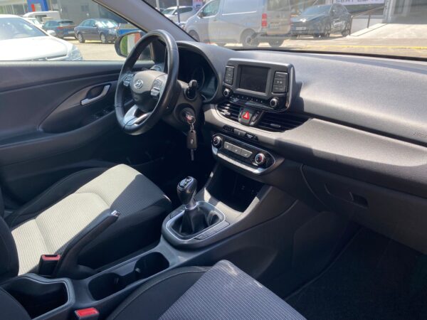 HYUNDAI i30 1.6 CRDi 70kW 95CV Klass - Imagen 8